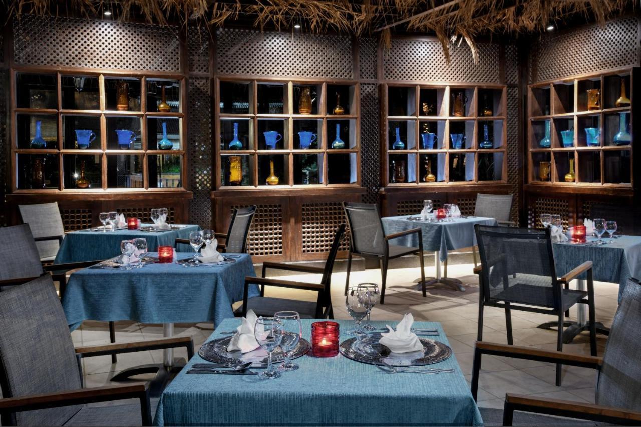 Jaz Aquamarine Hotel Hurghada Exterior foto The restaurant at the resort