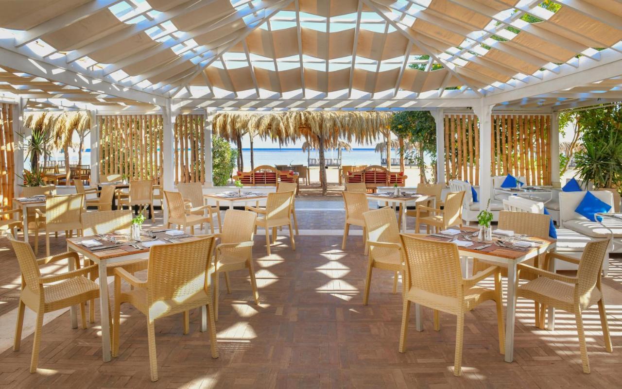 Jaz Aquamarine Hotel Hurghada Exterior foto The restaurant at the beach