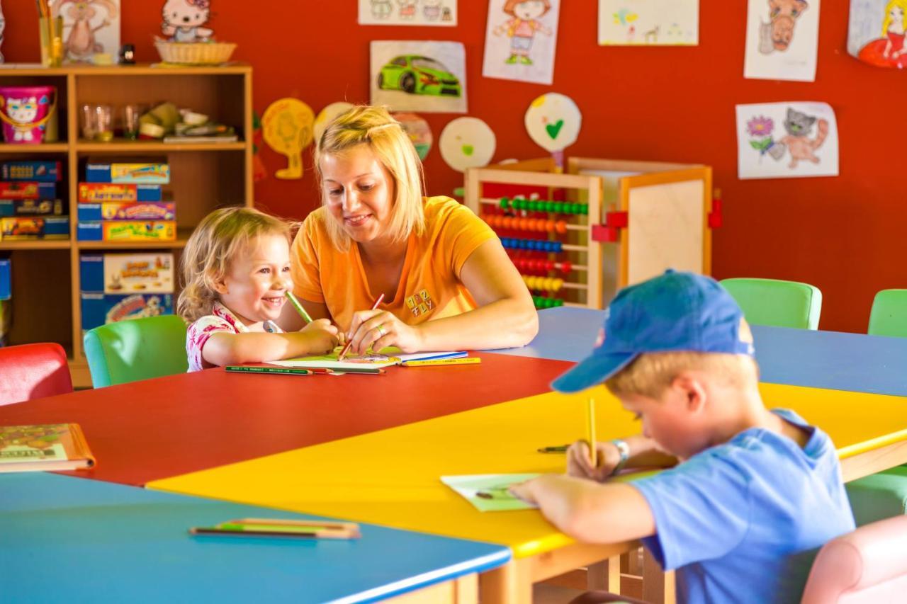 Jaz Aquamarine Hotel Hurghada Exterior foto A kindergarten teacher with children