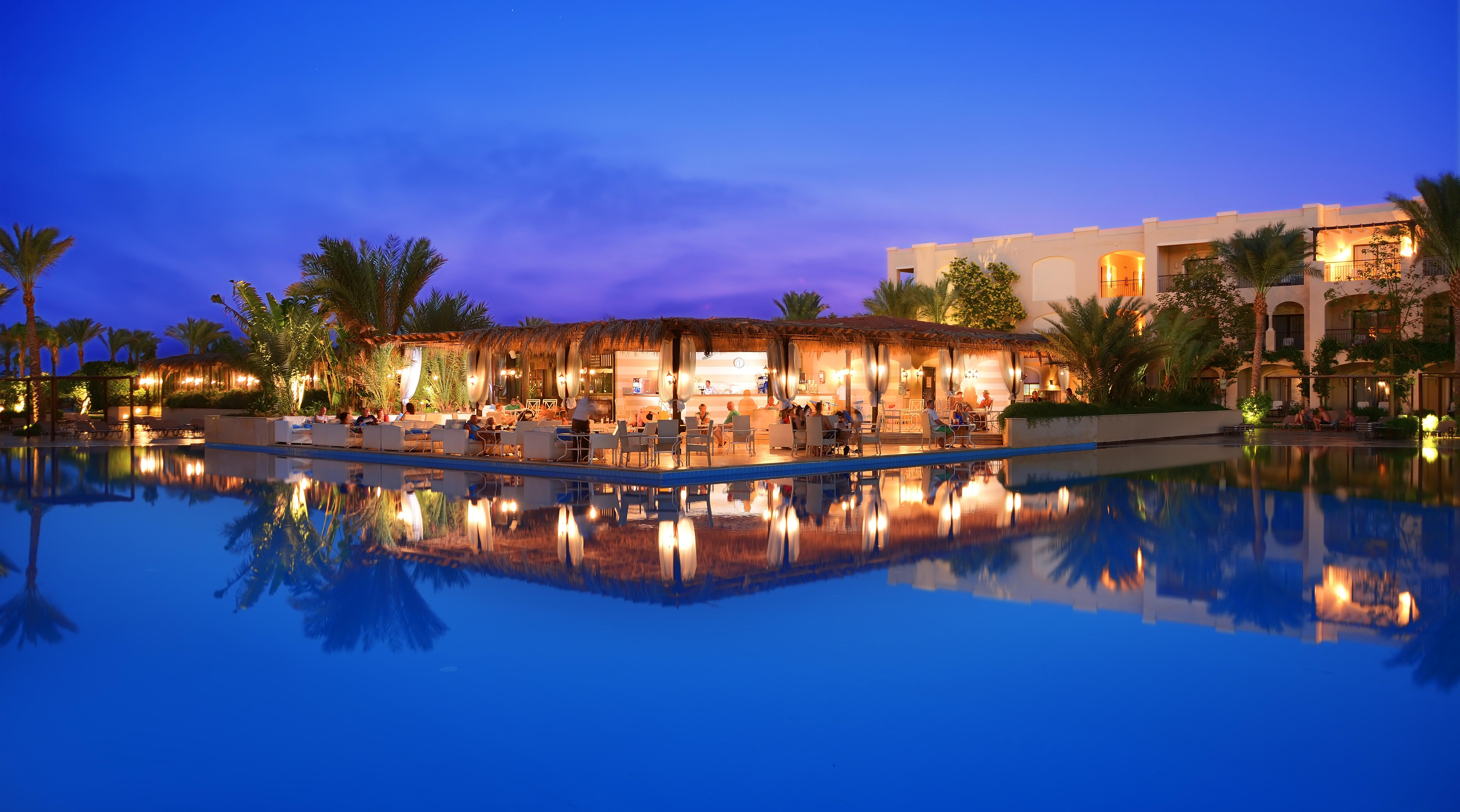 Jaz Aquamarine Hotel Hurghada Exterior foto The resort at night